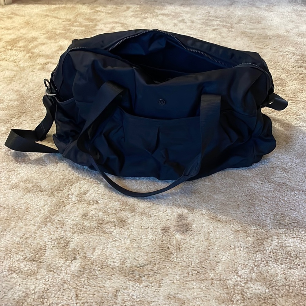 Lululemon weekender duffel bag